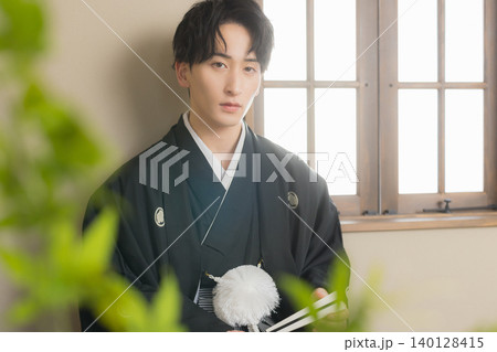紋付袴の若い男性 140128415