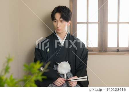 紋付袴の若い男性 紋付袴の若い男性 140128416