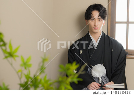 紋付袴の若い男性 紋付袴の若い男性 140128418