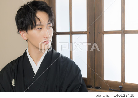紋付袴の若い男性 140128419