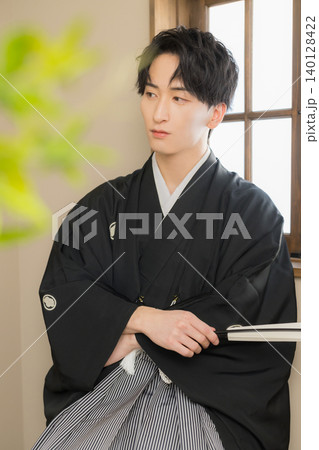 紋付袴の若い男性 紋付袴の若い男性 140128422