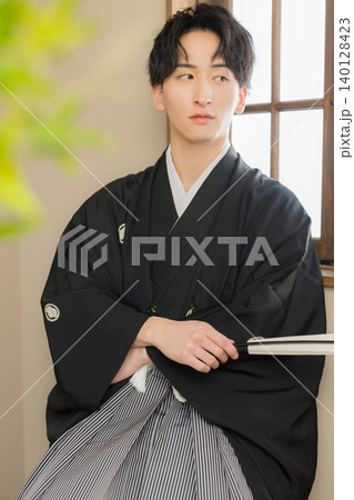 紋付袴の若い男性 紋付袴の若い男性 140128423