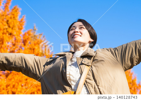紅葉を楽しむ女性　ライフスタイルイメージ 140128743