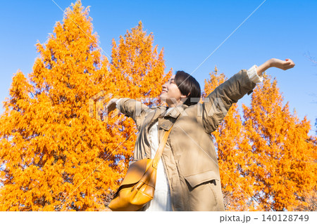 紅葉を楽しむ女性 ライフスタイルイメージ 紅葉を楽しむ女性 ライフスタイルイメージ 140128749