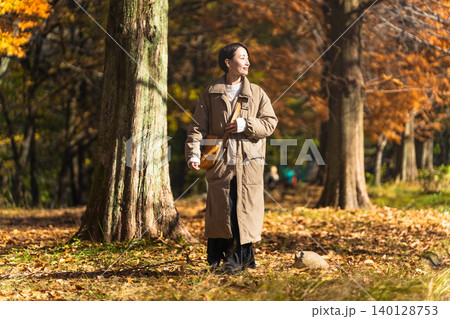 紅葉を楽しむ女性 ライフスタイルイメージ 紅葉を楽しむ女性 ライフスタイルイメージ 140128753