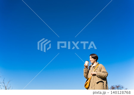 屋外でホットドリンクを飲む　ライフスタイルイメージ 140128768