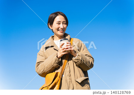 屋外でホットドリンクを飲む ライフスタイルイメージ 屋外でホットドリンクを飲む ライフスタイルイメージ 140128769