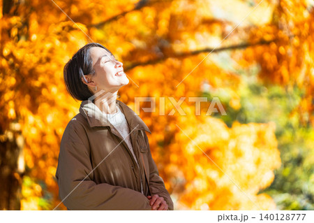紅葉を楽しむ女性　ライフスタイルイメージ 140128777