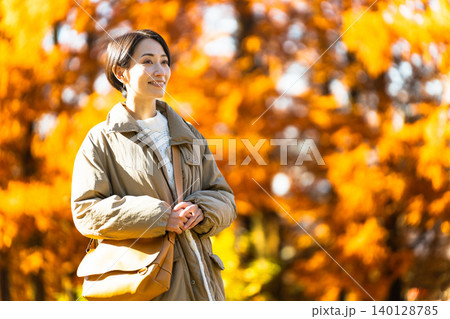 紅葉を楽しむ女性 ライフスタイルイメージ 紅葉を楽しむ女性 ライフスタイルイメージ 140128785