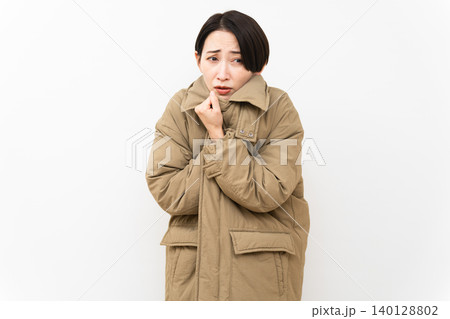 ダウンコートを着ている女性 ライフスタイルイメージ ダウンコートを着ている女性 ライフスタイルイメージ 140128802