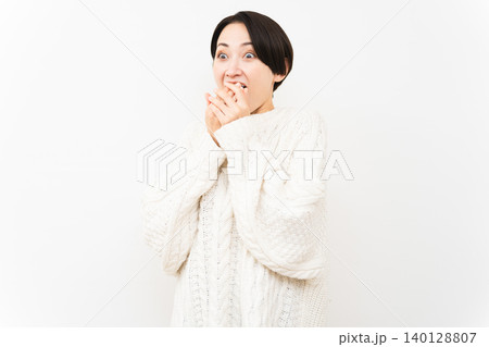 白いニットを着た女性 ライフスタイルイメージ 白いニットを着た女性 ライフスタイルイメージ 140128807