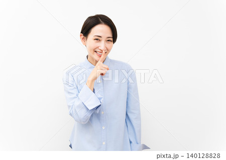 長袖シャツを着ている女性 長袖シャツを着ている女性 140128828