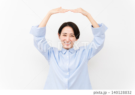 長袖シャツを着ている女性 長袖シャツを着ている女性 140128832