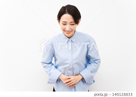長袖シャツを着ている女性 長袖シャツを着ている女性 140128833