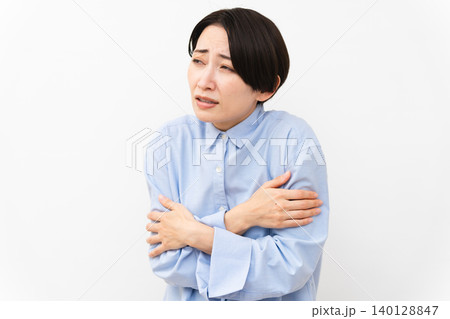長袖シャツを着ている女性 140128847