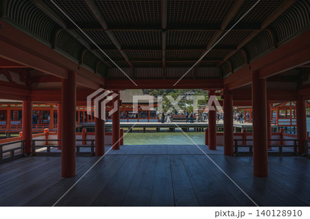 厳島神社 客神社祓殿から平舞台を望む 厳島神社 客神社祓殿から平舞台を望む 140128910