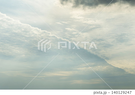 雲の隙間から見える太陽 雲の隙間から見える太陽 140129247
