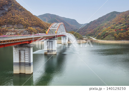 赤い橋の噴水と紅葉 赤い橋の噴水と紅葉 140129250