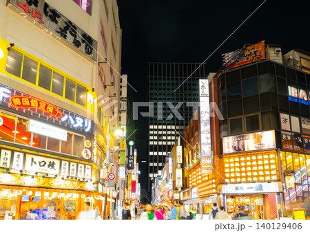 東京・新宿 西口 飲み屋街（ヨドバシカメラ方面） 140129406