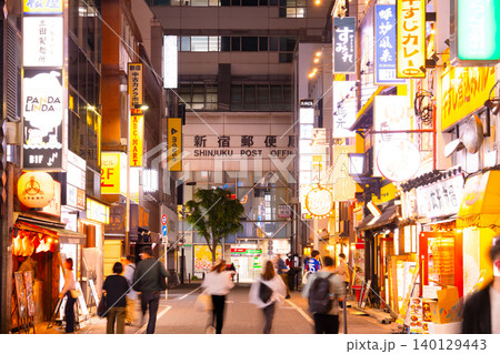 東京・新宿 西口 飲み屋街(ヨドバシカメラ方面) 東京・新宿 西口 飲み屋街(ヨドバシカメラ方面) 140129443