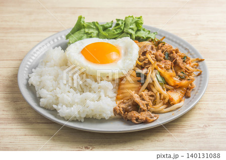 豚キムチと目玉焼きランチ 豚キムチと目玉焼きランチ 140131088