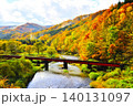 紅葉の中の鉄道橋 140131097