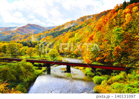 紅葉の中の鉄道橋 紅葉の中の鉄道橋 140131097