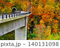 紅葉に包まれた橋 140131098