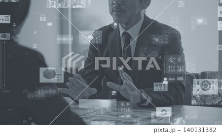 会議するビジネスパーソンのグループとデジタルテクノロジーのコンセプト 会議するビジネスパーソンのグループとデジタルテクノロジーのコンセプト 140131382
