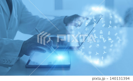 オフィスで作業する白衣の男性と科学テクノロジーのコンセプト オフィスで作業する白衣の男性と科学テクノロジーのコンセプト 140131394