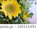 ひまわりのアップ写真　レモン色のヒマワリ 140131491