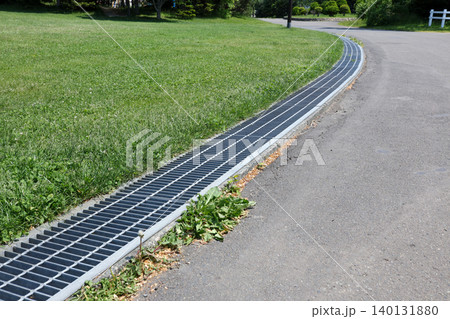 排水溝、雨、雨水、防災、地面、災害、地面、アスファルト、道 140131880
