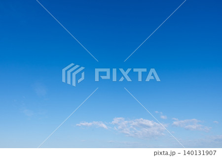 穏やかな晴れの日の白い雲と青空のミニマルな風景 穏やかな晴れの日の白い雲と青空のミニマルな風景 140131907