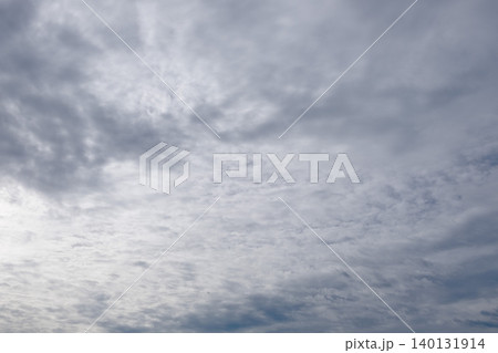 柔らかな雲が全体を覆う淡い青白い空 柔らかな雲が全体を覆う淡い青白い空 140131914