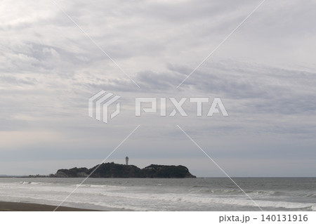 曇天の湘南ビーチから望む波と江ノ島のシルエット 曇天の湘南ビーチから望む波と江ノ島のシルエット 140131916
