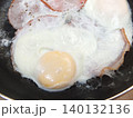 家庭の目玉焼き　ハムエッグ 140132136