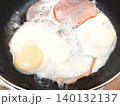 家庭の目玉焼き　ハムエッグ 140132137