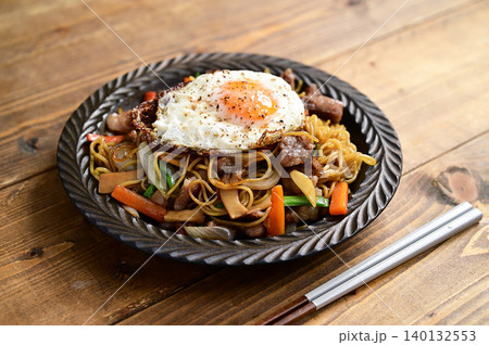ソース焼きそば 目玉焼きのせ ソース焼きそば 目玉焼きのせ 140132553