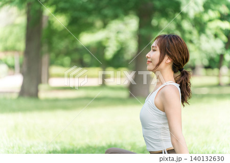 公園,森林でヨガ,ヨガ教室,ピラティスをするヨガ講師の女性 公園,森林でヨガ,ヨガ教室,ピラティスをするヨガ講師の女性 140132630