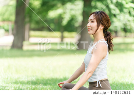 公園,森林でヨガ,ヨガ教室,ピラティスをするヨガ講師の女性 公園,森林でヨガ,ヨガ教室,ピラティスをするヨガ講師の女性 140132631