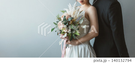 ウェディングフォトを撮影する新郎新婦（結婚,挙式,ブライダル） 140132794