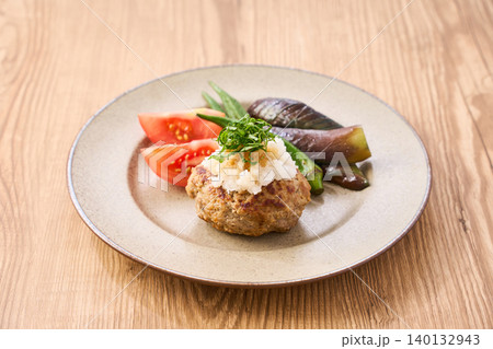 大根おろしと大葉をのせた和風ハンバーグ 大根おろしと大葉をのせた和風ハンバーグ 140132943