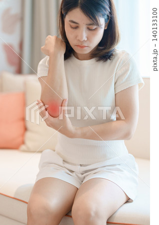 Woman having elbow ache for concepts of Tennis Elbow, muscle pain, lateral epicondylitis, Bursitis, injury, Office syndrome. Health care and medical Health concept Woman having elbow ache for concepts of Tennis Elbow, muscle pain, lateral epicondylitis, Bursitis, injury, Office syndrome. Health care and medical Health concept 140133100