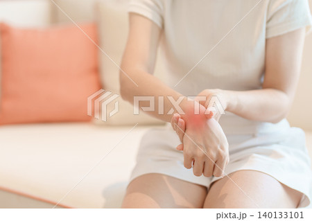 Woman having wrist pain for Carpal Tunnel Syndrome, Wrist Tendinitis, muscle ache, De Quervain s tenosynovitis, ergonomic, Hand Osteoarthritis, Office syndrome and Parkinson disease concept 140133101
