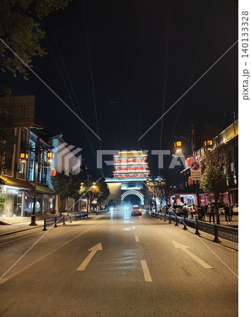 幻想的な中国の夜の街路とライトアップ背景 幻想的な中国の夜の街路とライトアップ背景 140133328