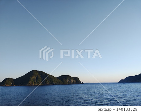 穏やかな夏の海と島影の背景 140133329