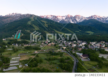 白馬連峰の美しいモルゲンロート新緑の白馬村 長野県白馬村(ドローンによる空撮) 白馬連峰の美しいモルゲンロート新緑の白馬村 長野県白馬村(ドローンによる空撮) 140133411