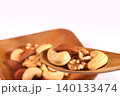 器とスプーンに盛ったミックスナッツ　 140133474