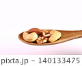スプーンに盛ったミックスナッツ 140133475