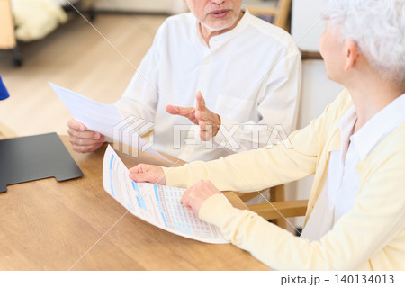 介護施設を検討をする日本人シニアの手元 介護施設を検討をする日本人シニアの手元 140134013